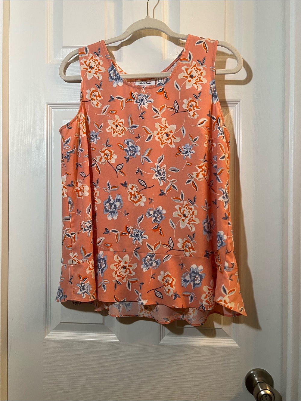 🦋 Floral Scoop Neck D&co Tank Top in Coral Pink with peplum size medium